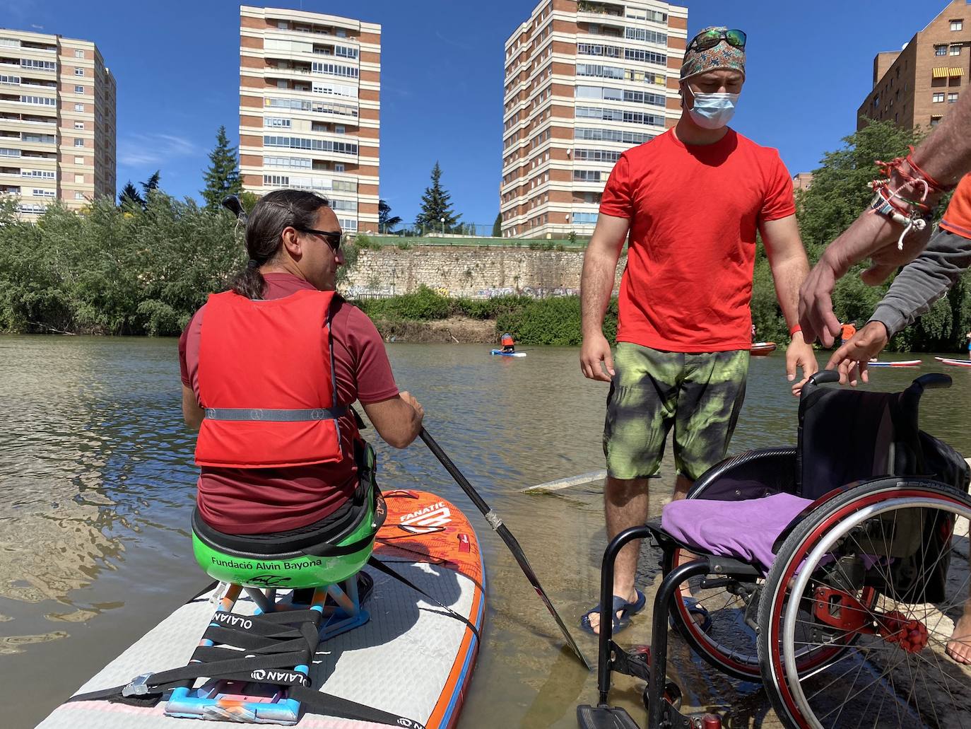 Los voluntarios, con algunos de los enseres retirados del río y de la ribera del Pisuerga. 