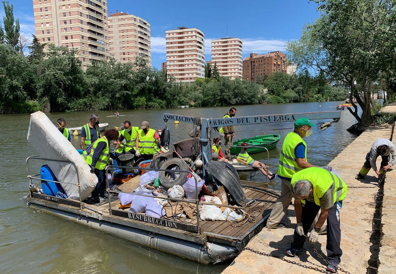 Los voluntarios, con algunos de los enseres retirados del río y de la ribera del Pisuerga. 