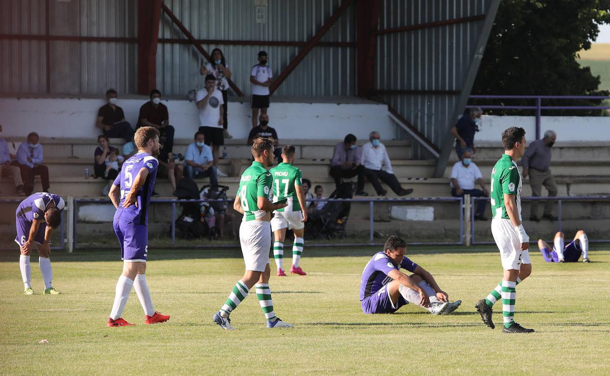 Los jugadores del Becerril cabizbajos tras confirmarse el descenso de categoría. 