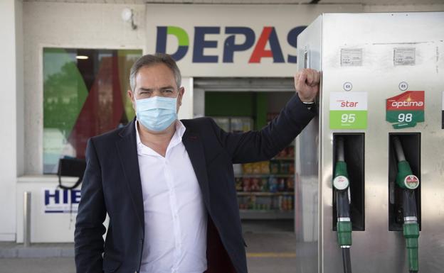 Imagen principal - Leopoldo Herrero, presidente de la asociación de estaciones de servicio; Carolina Domínguez, comerciante y Ángel Luis Lorenzo, presidente de la asociación de taxistas. 