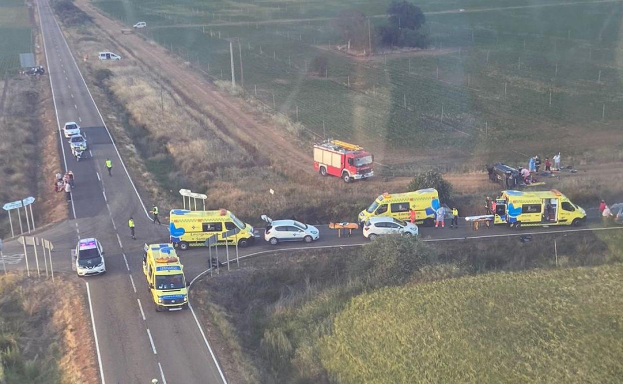 Efectivos de los equipos de emergencias en el lugar del accidente. 