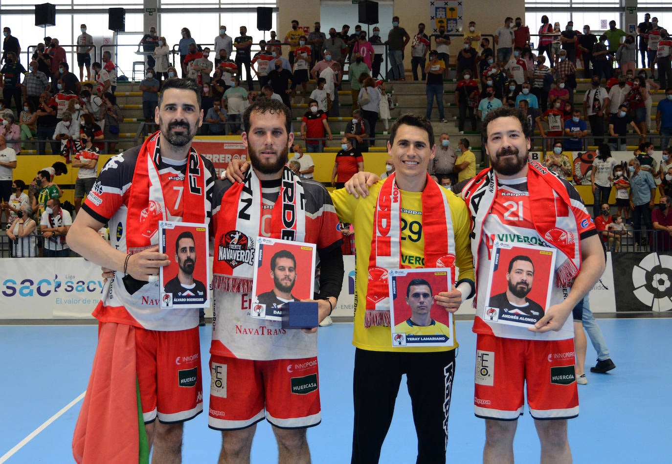 Álvaro Seabra, Darío Ajo, Yeray Lamariano y Andrés Alonso, tras su último partido en Nava de la Asunción.