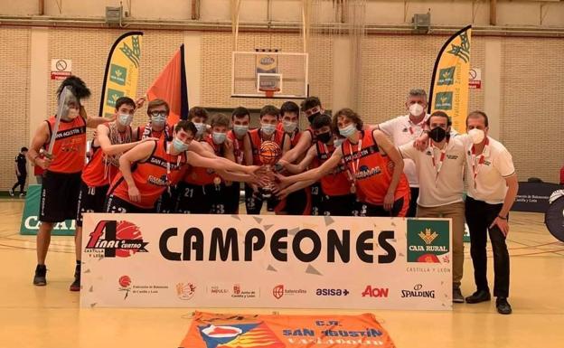 Los chicos de San Agustín con el trofeo de campeones regionales. 