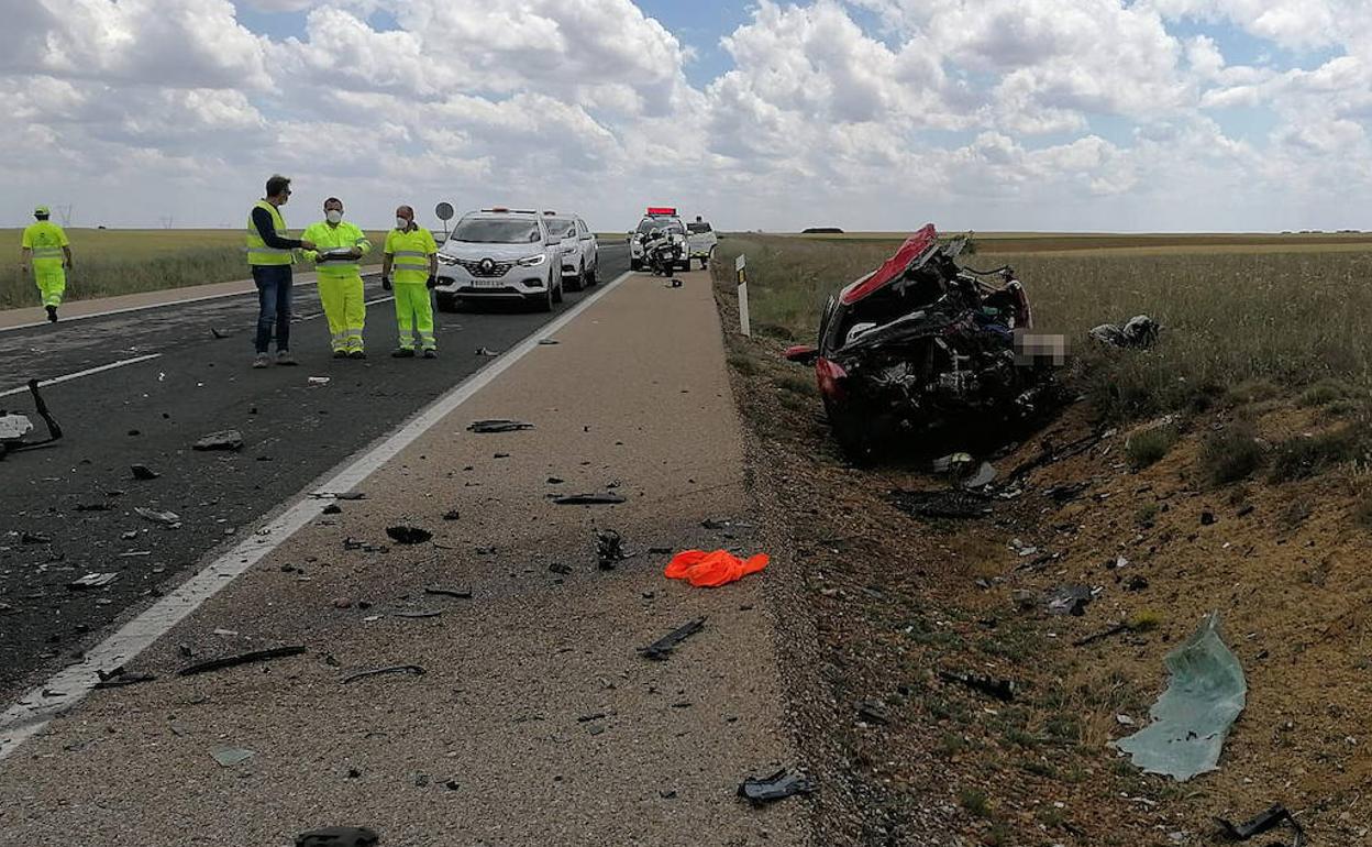 El turismo que conducía la víctima acabó fuera de la calzada de la N-601 en Ceinos de Campos.