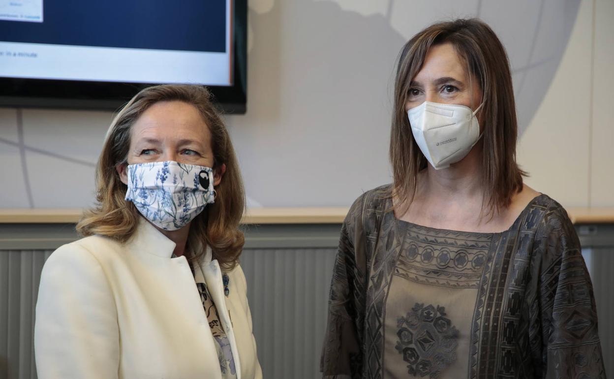 La vicepresidenta segunda y ministra de Asuntos Económicos y Transformación Digital, Nadia Calviño, visita el INCIBE. Junto a ella, la directora del centro, Rosa Díaz. 