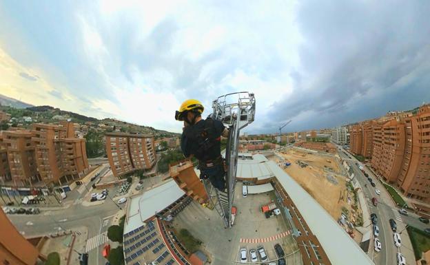 El bombero Juan Núñez, durante el ascenso de escala en el parque de Huerta del Rey en Valladolid.