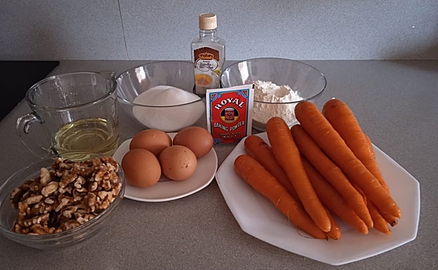 Imagen principal - Bizcocho casero de zanahoria con nueces