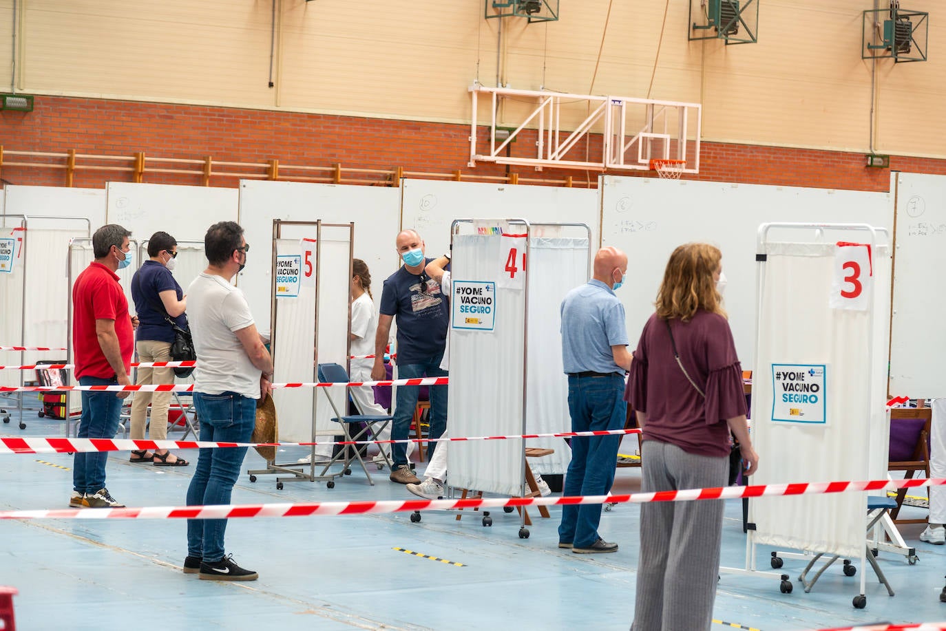 Fotos: Palencia vacuna a los nacidos en 1967 y 1968