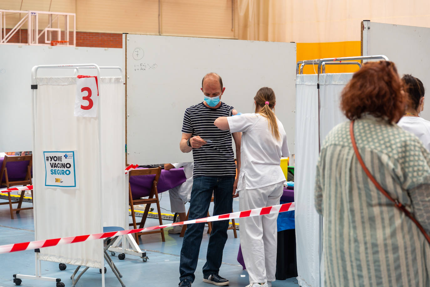 Fotos: Palencia vacuna a los nacidos en 1967 y 1968