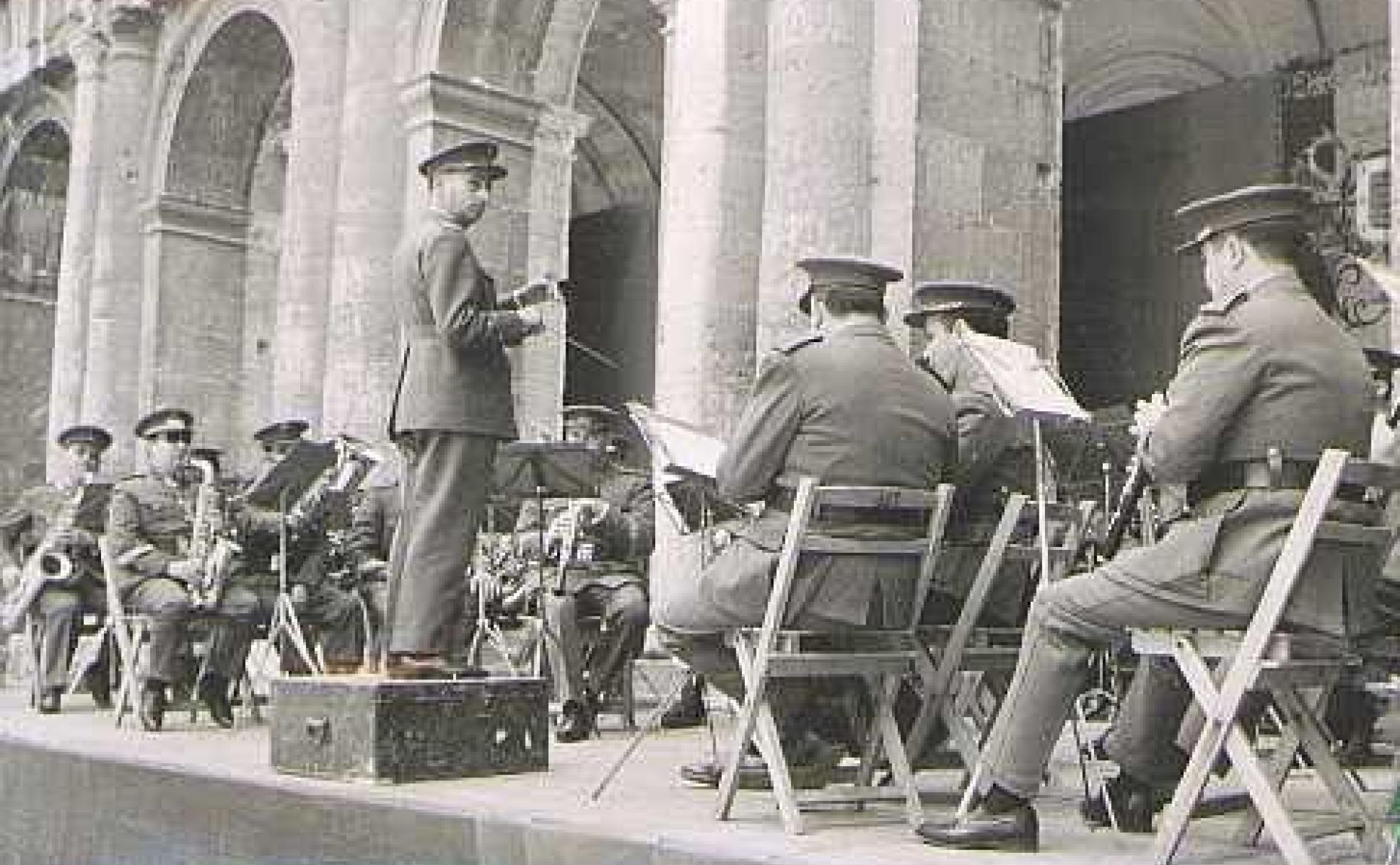 Concierto de una banda de música en el Patio Herreriano del convento de San Benito a principios de los 70