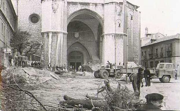 Obras de eliminación del parque de entrada al convento de San Benito en 1966.