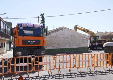 Imagen secundaria 1 - Carbajosa inicia el derribo de la casa que permitirá crear una nueva zona de estancia en el centro urbano