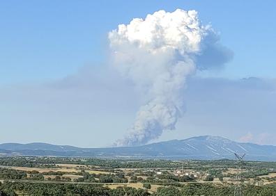 Imagen secundaria 1 - La columna de humo que genera el incendio puede verse a más de 30 km desde El Sahugo 