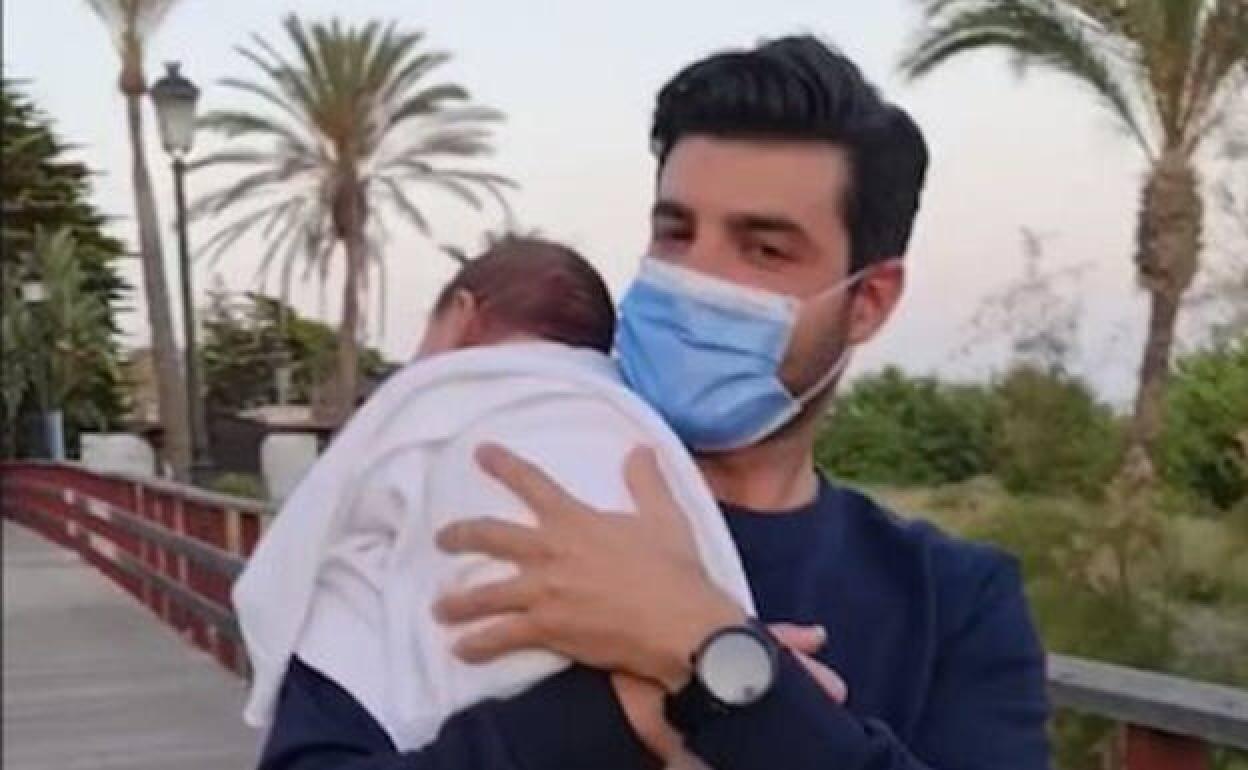 Miguel con su hijo en brazos. 