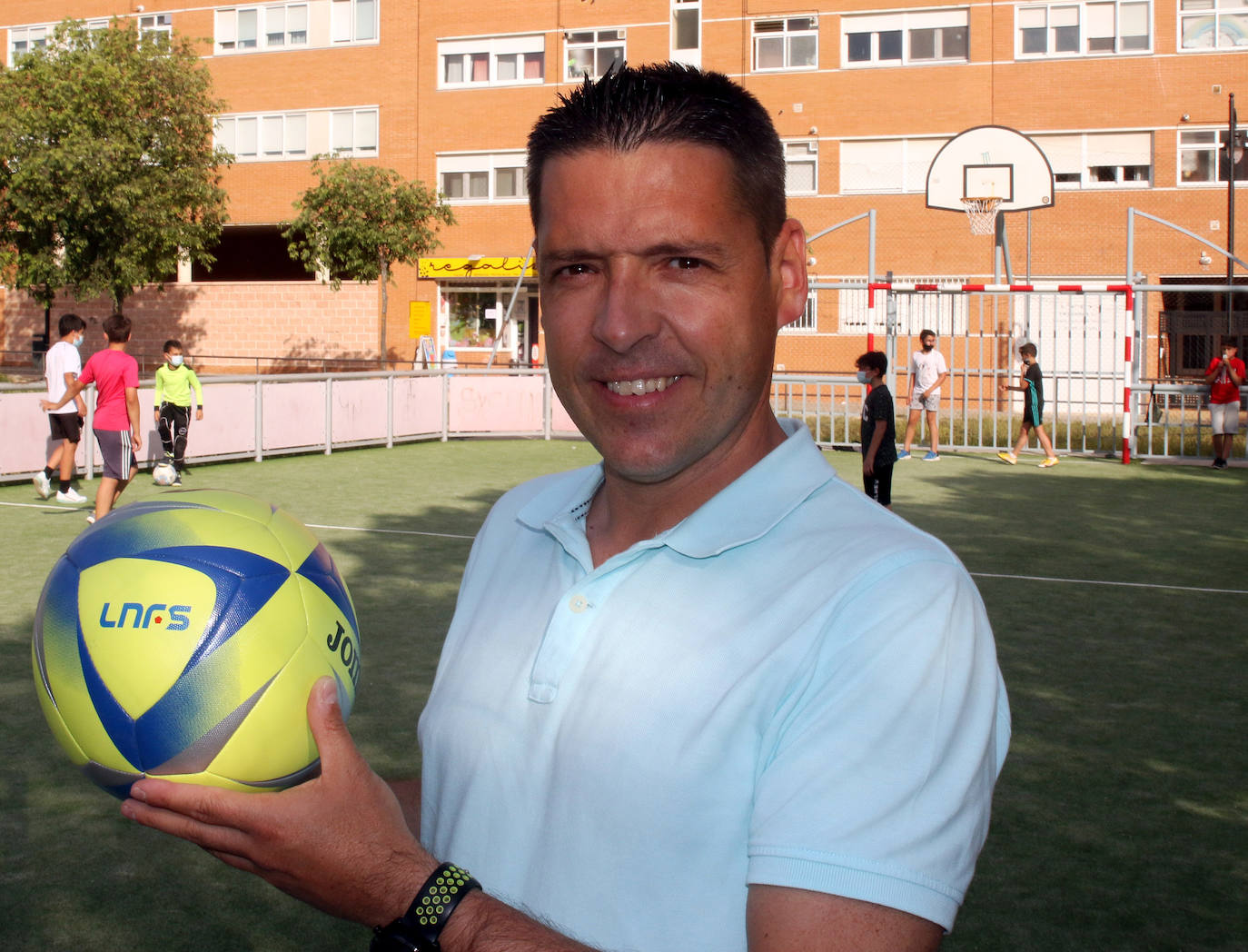 Diego Gacimartín posa con un balón de fútbol sala.