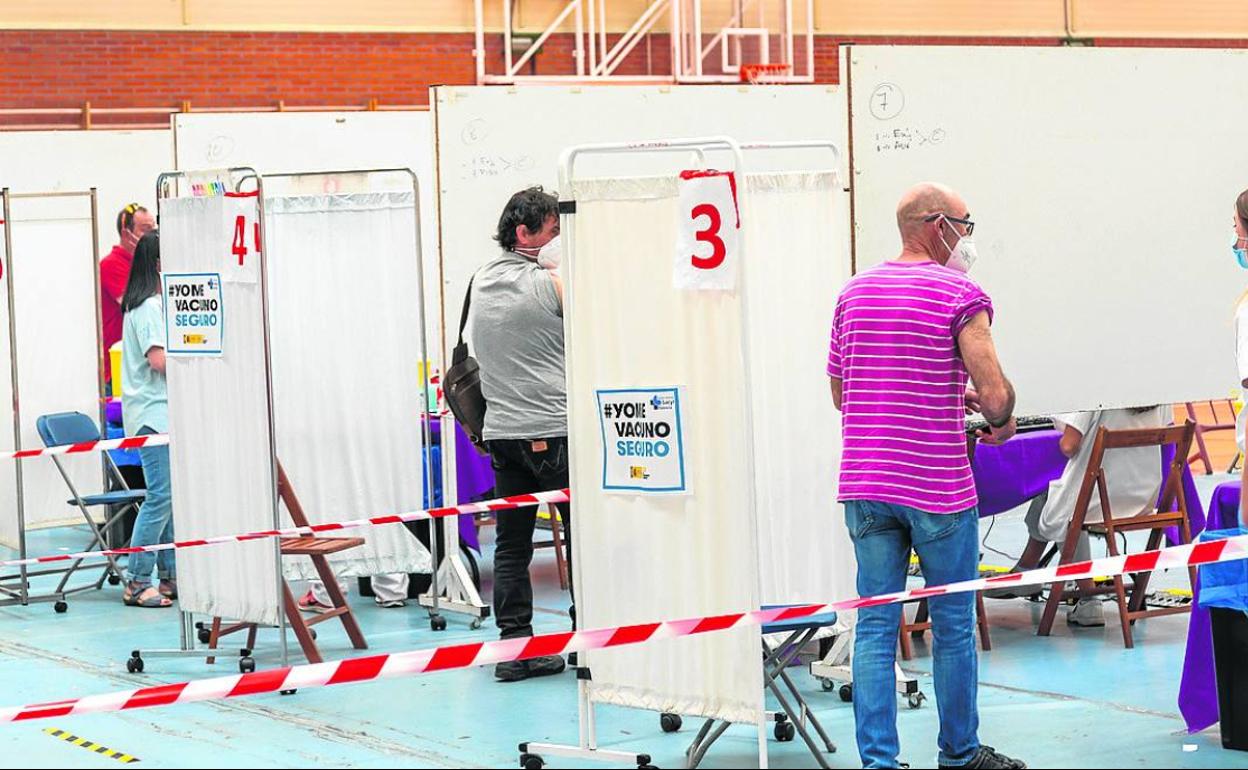 Líneas de vacunación, ayer en Campos Góticos. 