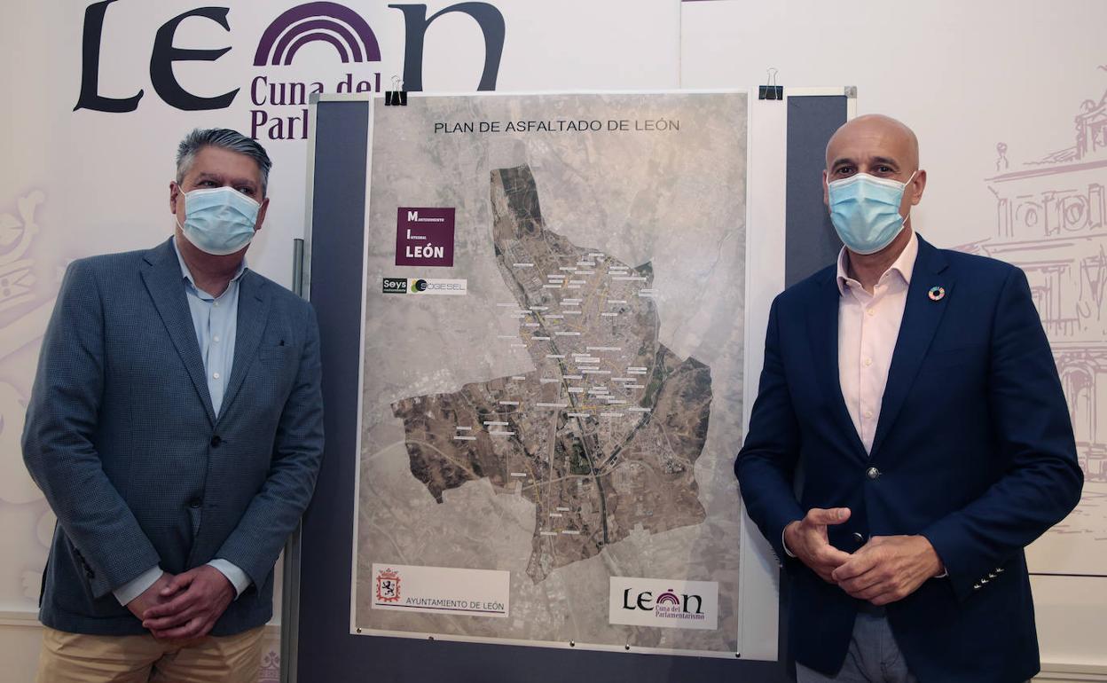 El alcalde de León, José Antonio Diez, y el edil de Desarrollo Urbano, Luis Miguel García Copete, presentan el plan de asfaltado. 