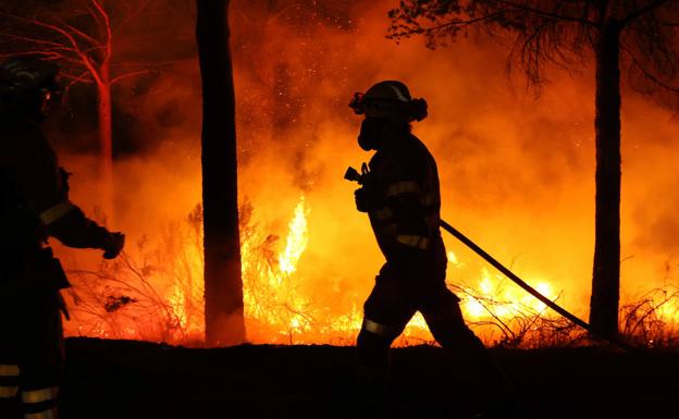 Mejora el incendio forestal en Serradilla del Arroyo, en Salamanca