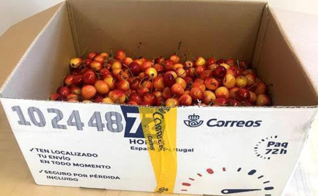 Una caja de Correos con cerezas 