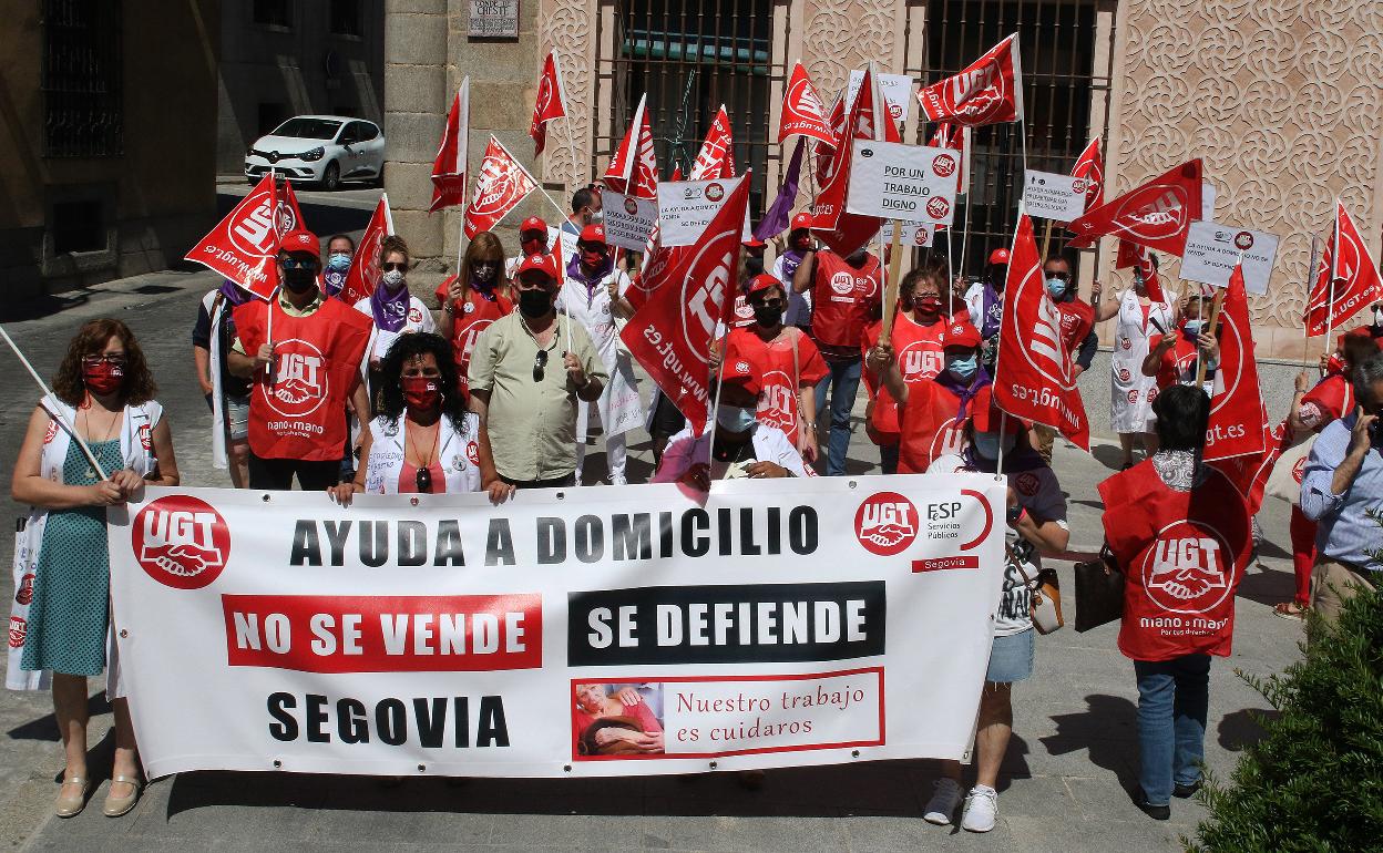 Trabajadoras de los servicios de ayuda a domicilio y representantes de UGT, concentrados junto a la Diputación. 