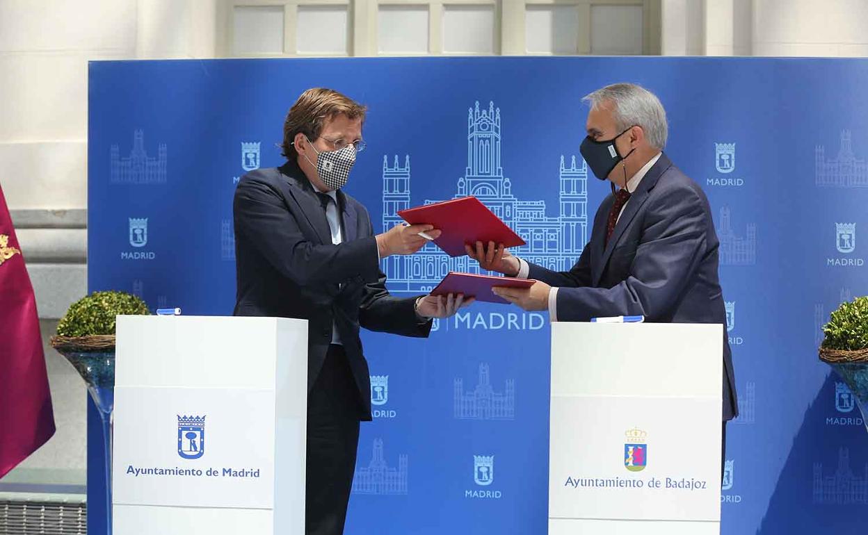 Los alcaldes de Madrid y Badajoz se intercambian la declaración de apoyo. 