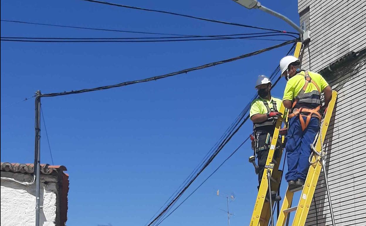 Operarios instalando tomas de conexión en Barruecopardo 