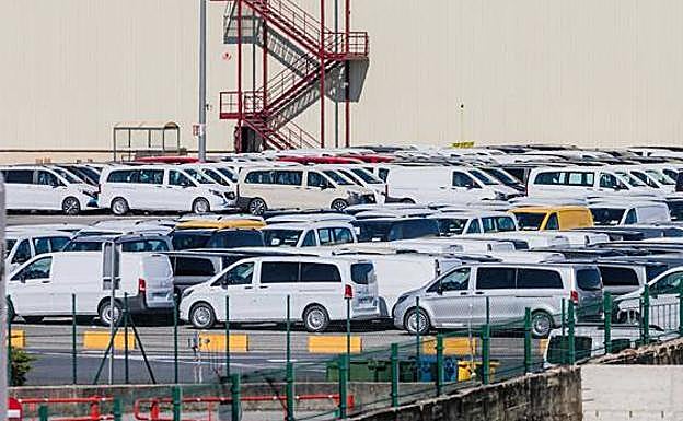 La campa de Mercedes que rodea a la fábrica de Vitoria cada vez está más llena