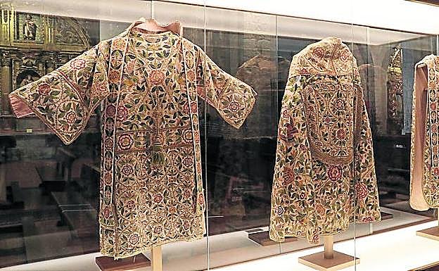 Capas en una vitrina de Santa Eulalia en Paredes de Nava.