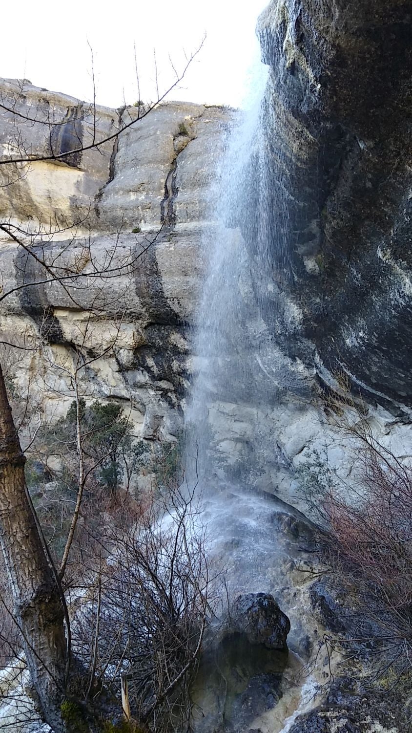 La cascada de La Mea permite al visitante colocarse dentro 