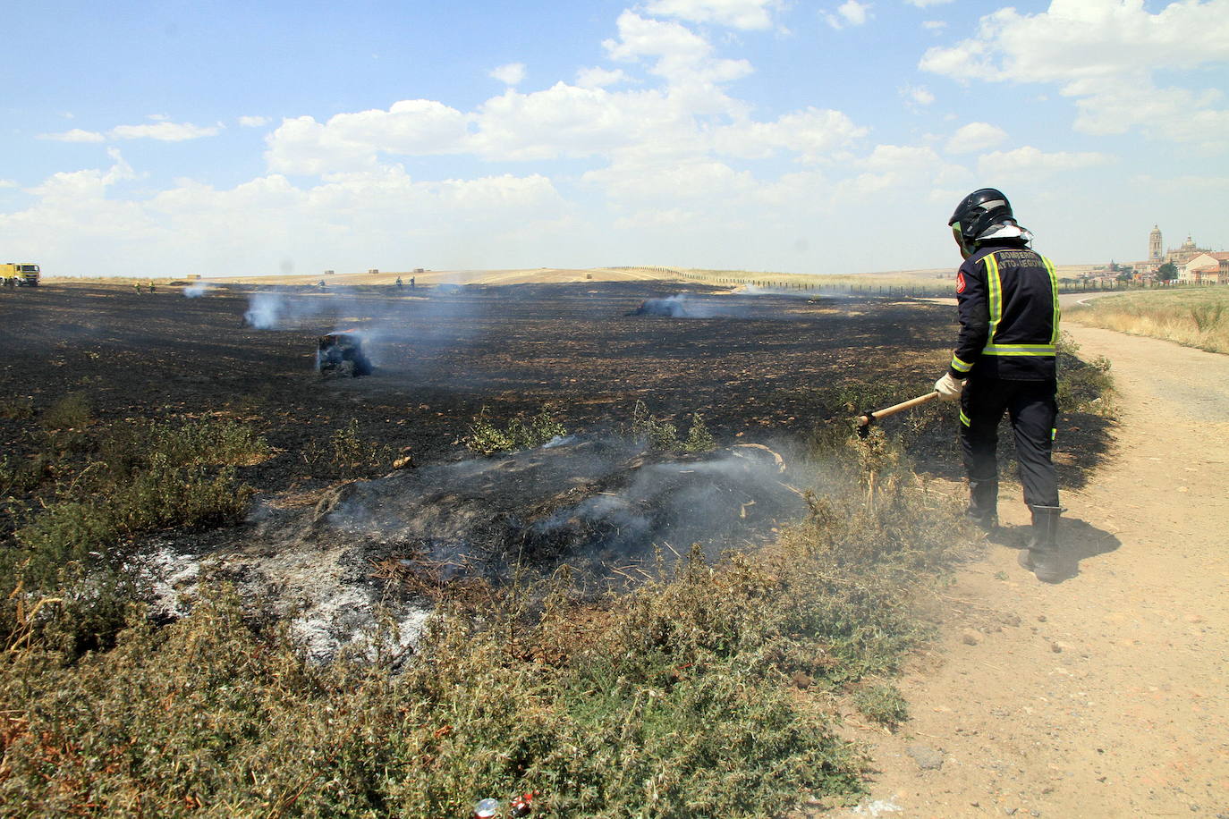 Bomberos de Segovia sofocan un incendio en las afueras el pasado verano.