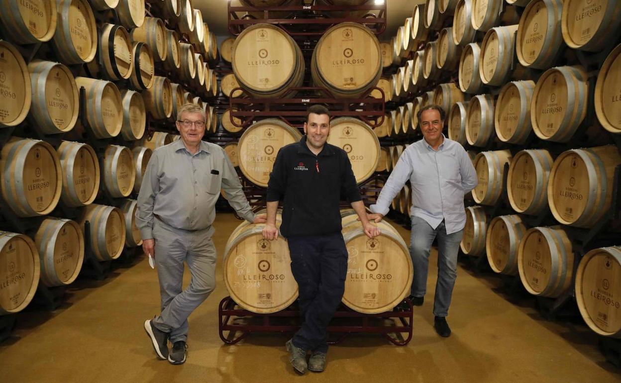 Ricardo Duyos, miembro de la familia propietaria de Lleiroso; Víctor Manuel Fernández, enólogo, y Julio Hierro, director de Multimedios España. 