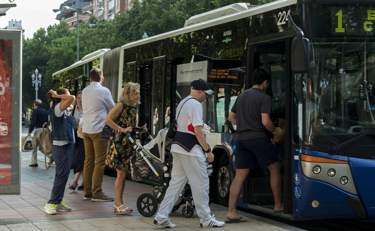Pasajeros suben a un autobús de la línea 1.