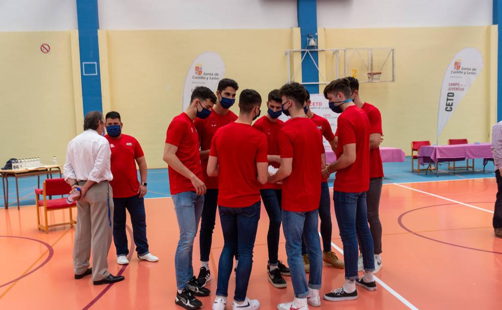 Los jugadores de la concentración permanente conversan ayer antes del acto de clausura de la temporada. 