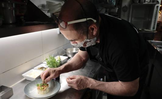 José Castrodeza, jefe de cocina de Villa Paramesa, completa la ensaladilla con producto de mar. 