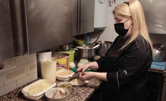 Teresa de Jesús García, cocinera del Bar Daicoco, en plena preparación de su clásica receta de ensaladilla. 