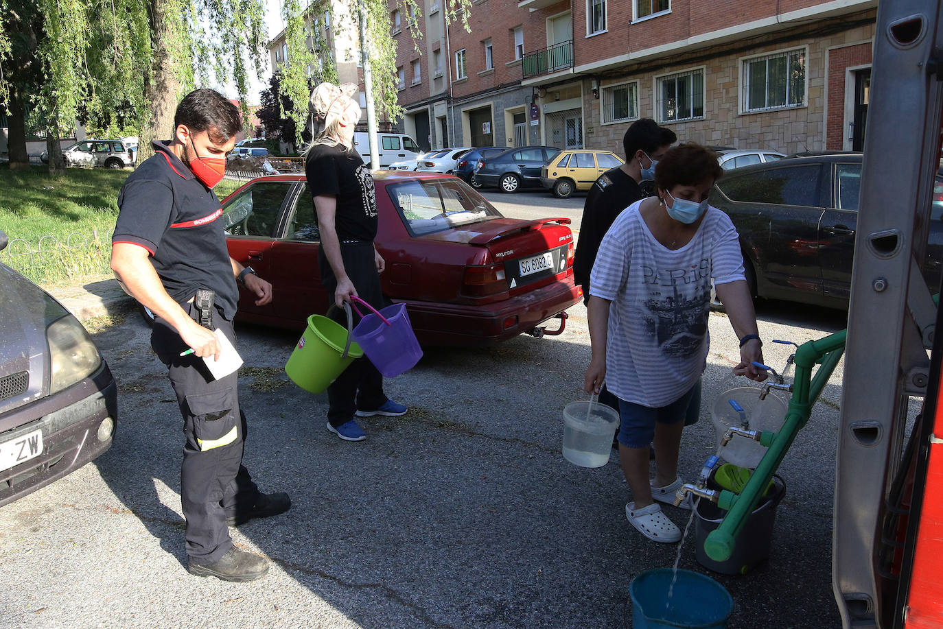 Vecinos de Segovia sin agua por una avería en la calle Dehesa y General Santiago.