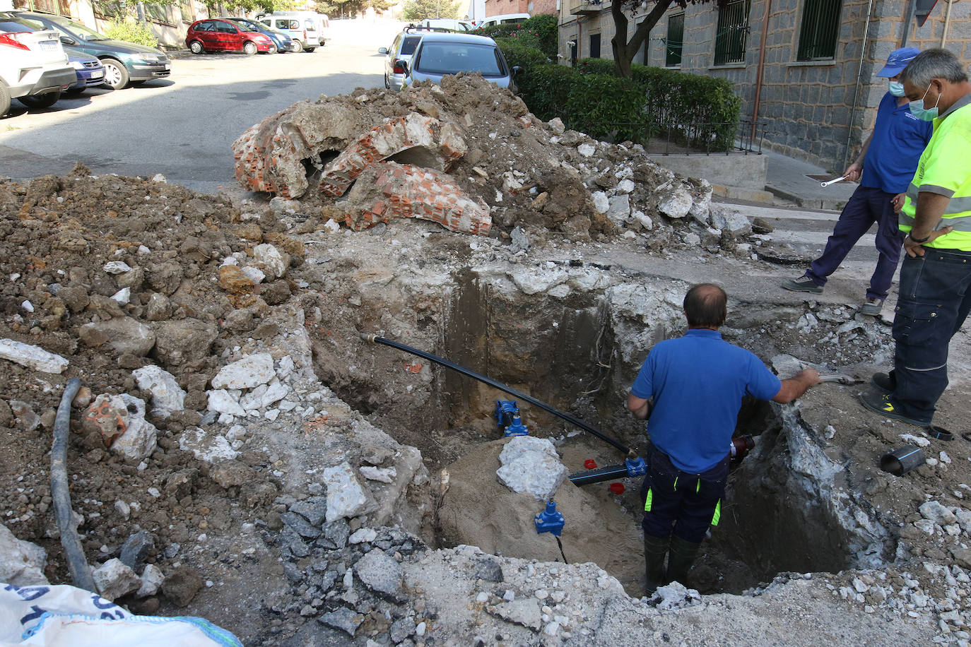 Vecinos de Segovia sin agua por una avería en la calle Dehesa y General Santiago.