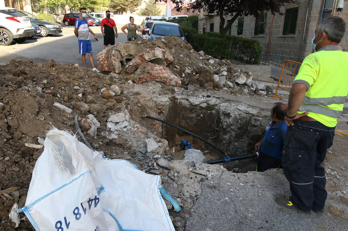 Vecinos de Segovia sin agua por una avería en la calle Dehesa y General Santiago.