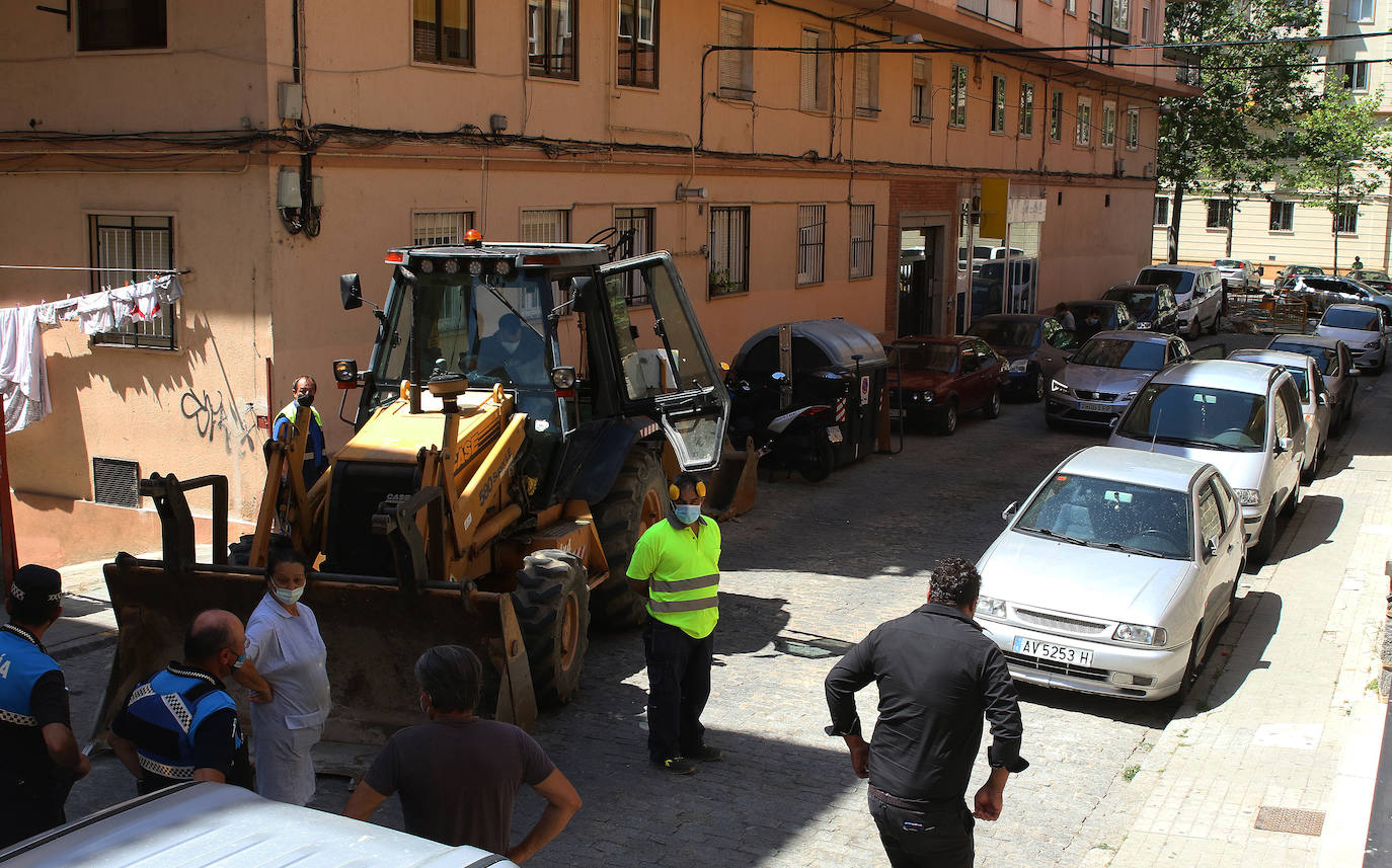 Vecinos de Segovia sin agua por una avería en la calle Dehesa y General Santiago.