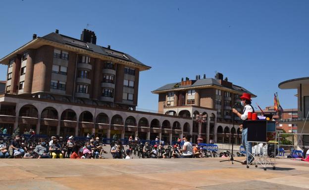 El espectáculo de magia concentró mucho público.