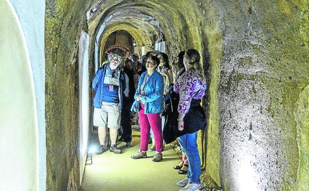 Turismo en la bodega subterránea Hijos de Alberto Gutiérrez, en Serradal