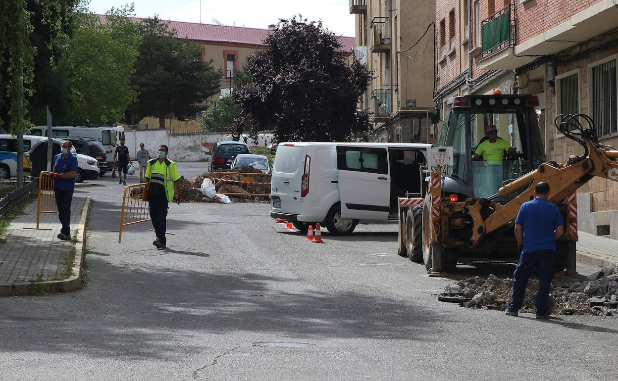 La excavadora realiza un nuevo pozo para inspeccionar la tubería de la avería en General Santiago, Segovia.