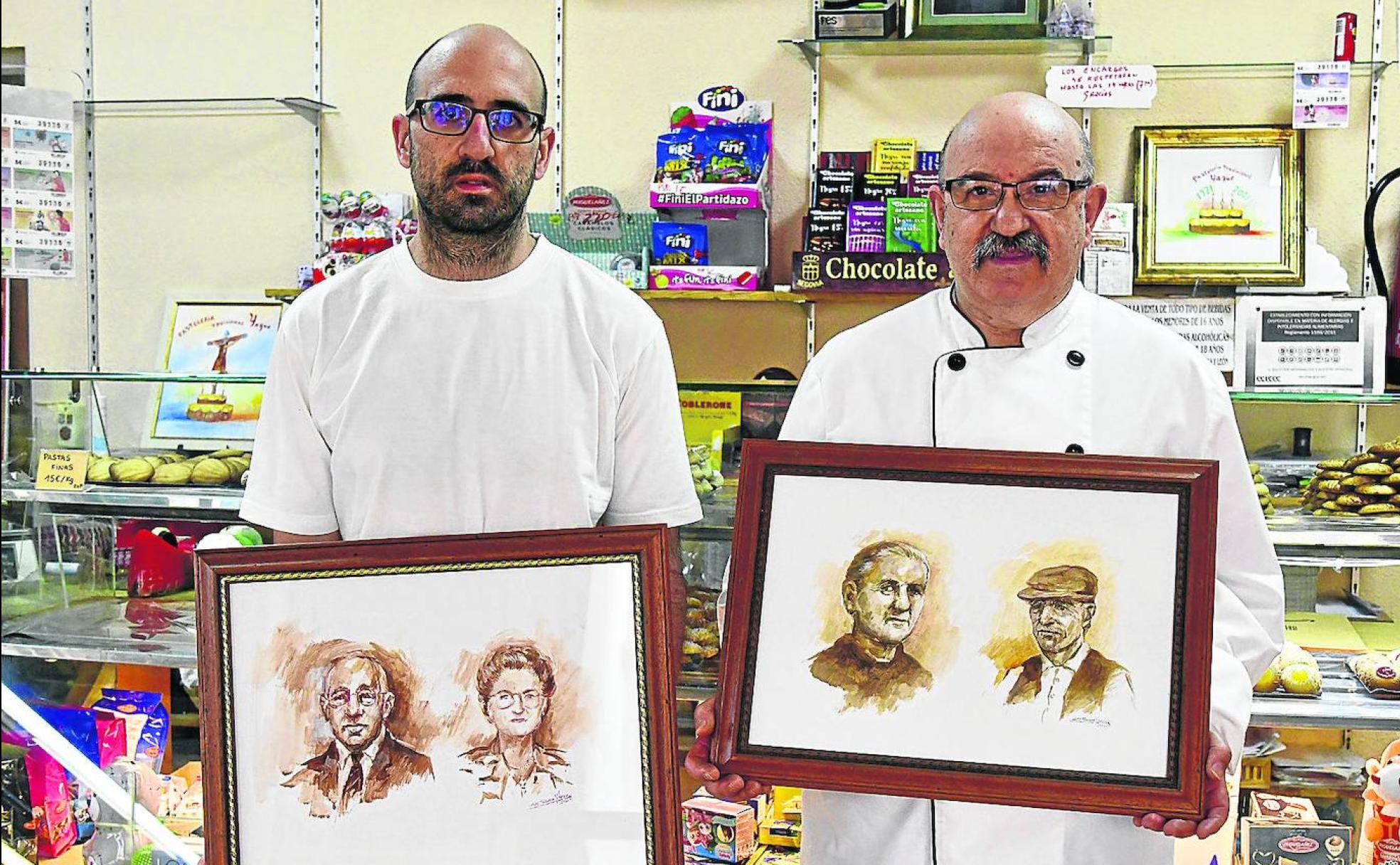 Antonio Yagüe (derecha) y su hijo posan con los retratos de los abuelos. 