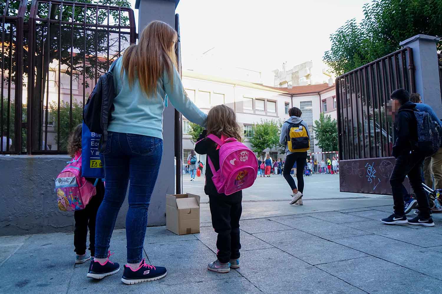 Una madre acompaña a sus dos hijas a su colegio de Salamanca. 