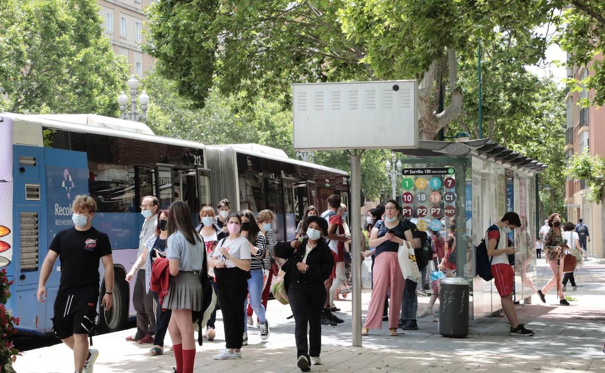 Pasajeros, en la parada de El Corte Inglés. 