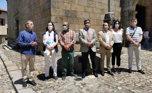 El vicerrector de la USAL, junto a miembros del Ayuntamiento de La Alberca y de Ascol.