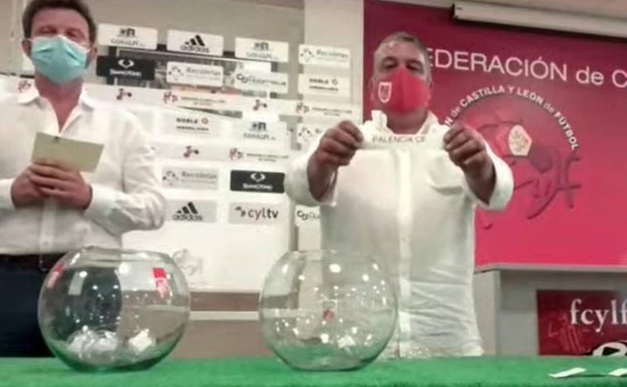 El presidente del Villa de Simancas con la bola del Palencia CF. 
