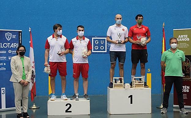 Podio con los finalistas de paleta. 