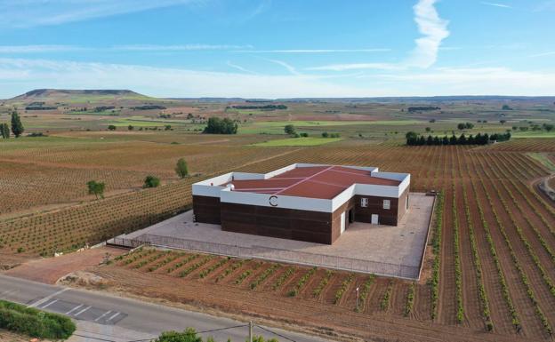 La nueva bodega Dominio de Calogía con la mítica Cuesta Manvirgo a la izquierda. 