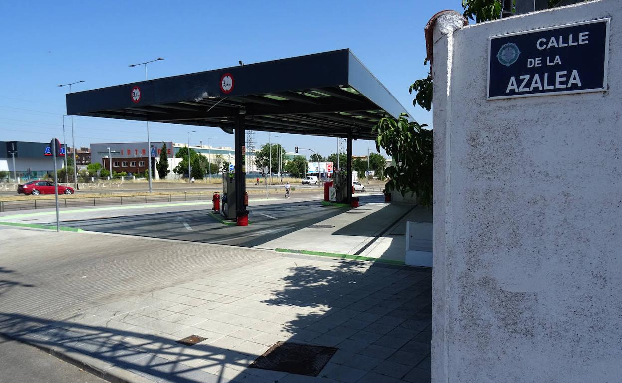 Gasolinera de la calle Azalea, en Las Flores, junto a la ronda.